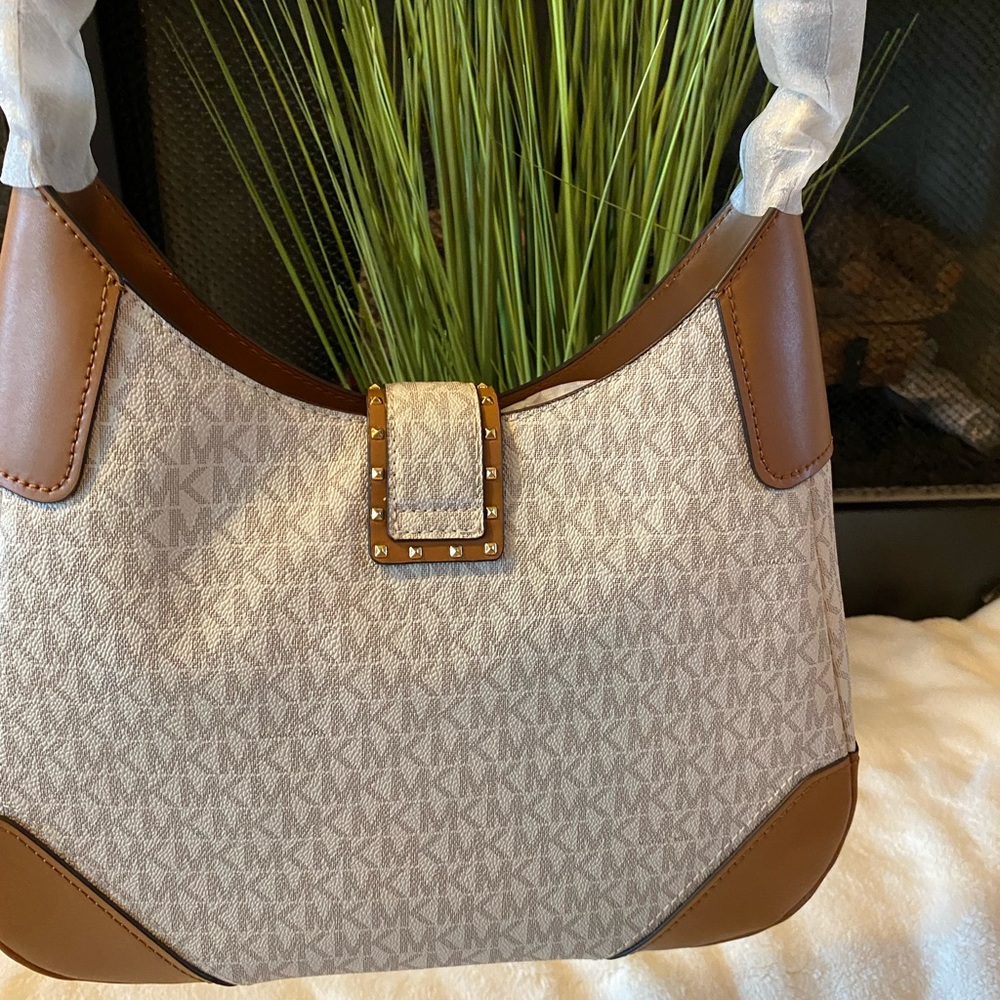 MICHAEL KORS Ilillian Medium Shoulder Bag - Picture 8 of 16